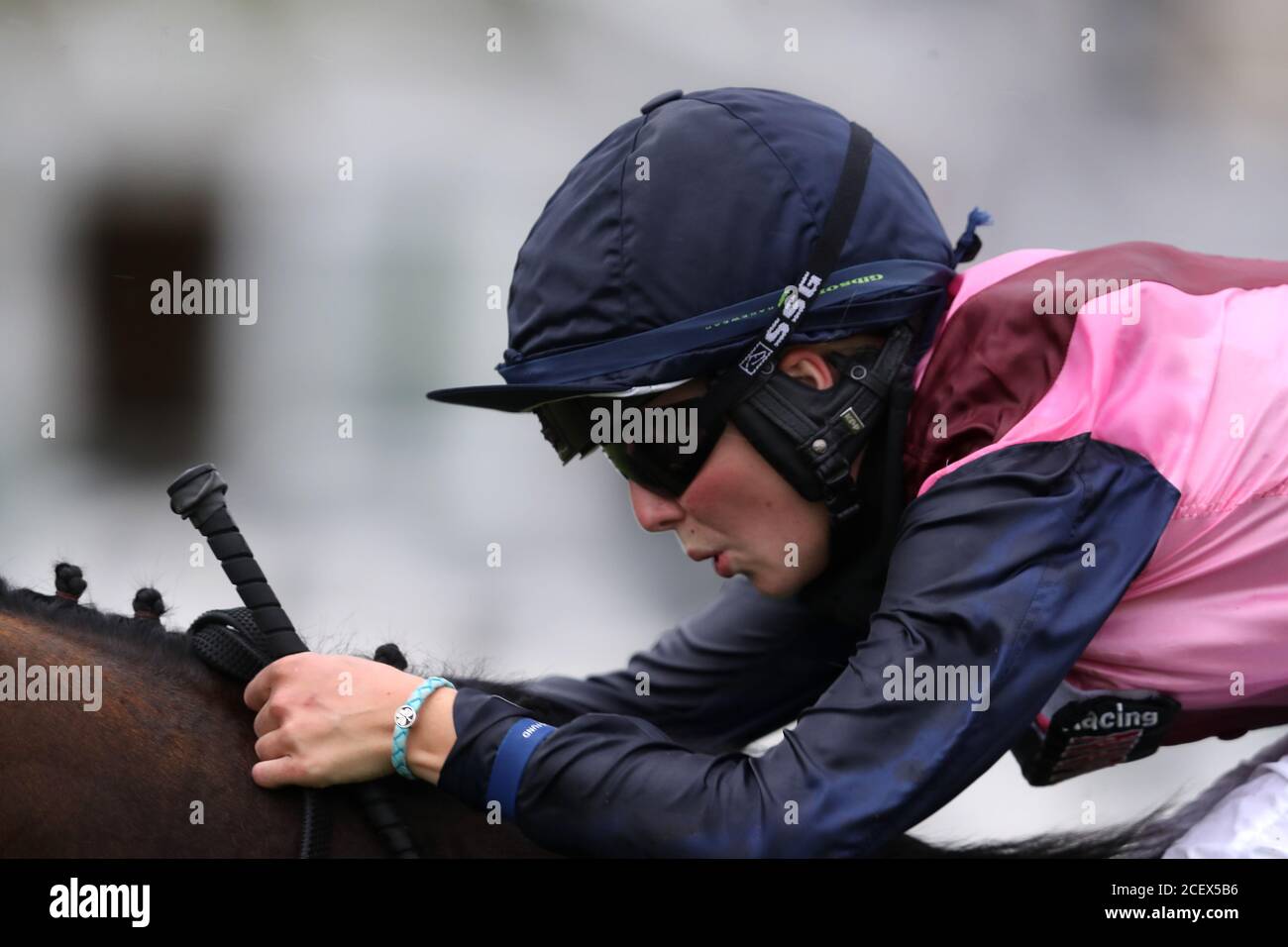 Saffie Osborne an Bord von Jupiter auf dem Weg zum Gewinn des Betway Apprentice Handicap auf der Lingfield Park Racecourse. Stockfoto