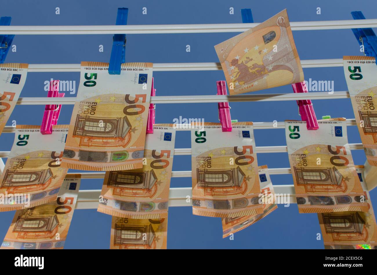 Geldwäsche-Konzept: 50€ Rechnungen hängen auf einer Wäscheleine zu trocknen Stockfoto