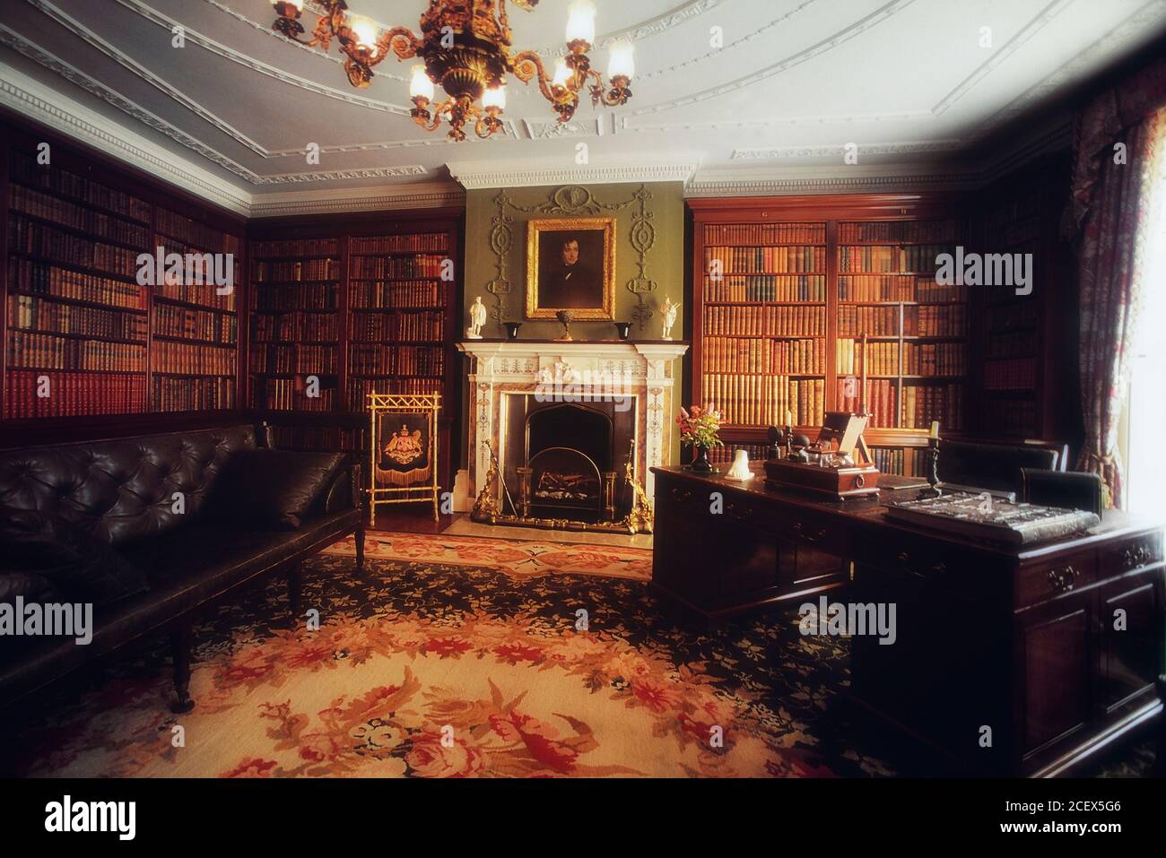 Die Bibliothek, Landgut Hughenden, Heimat von Premierminister Benjamin Disraeli zwischen 1848 und 1881. High Wycombe, Buckinghamshire, England Stockfoto