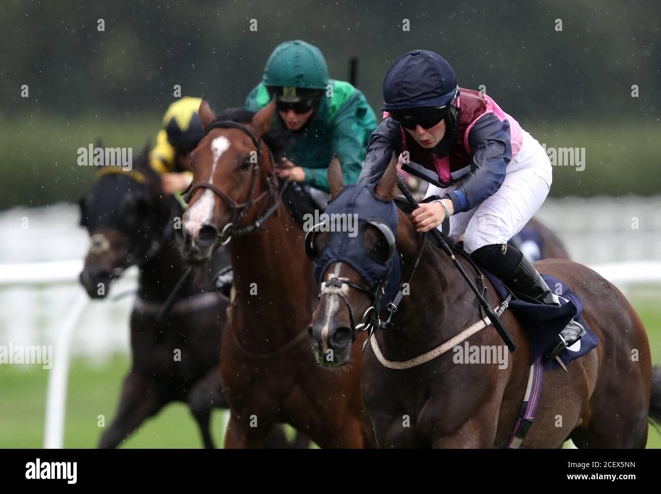 Saffie Osborne an Bord von Jupiter (rechts) auf dem Weg zum Gewinn des Betway Apprentice Handicap auf der Rennbahn Lingfield Park. Stockfoto