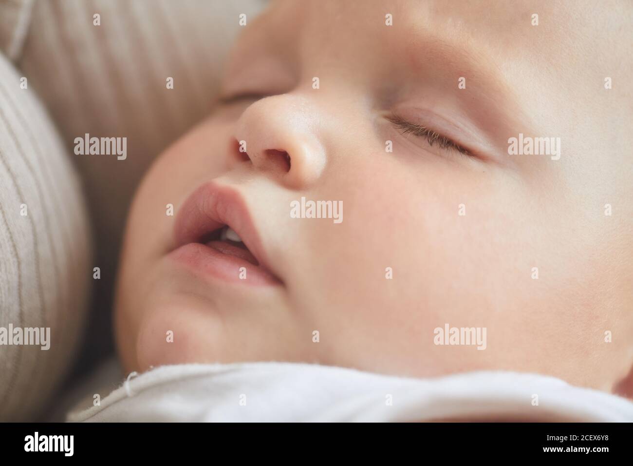 Horizontale Nahaufnahme des schlafenden Gesichts des kaukasischen Jungen mit Sein Mund öffnet sich Stockfoto