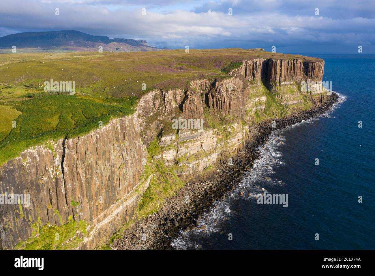 Luftaufnahme der Meeresklippen Kilt Rock bei Staffin auf der Halbinsel Trotternish auf der Isle of Skye, Schottland, Großbritannien Stockfoto
