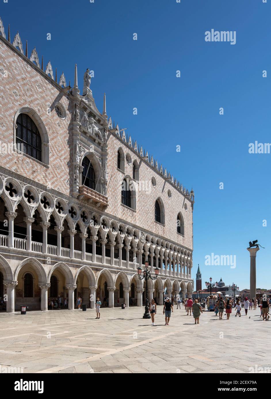 Venedig, Markusplatz (Piazzetta San Marco), Blick auf den Dogenpalast (Palazzo Ducale), Westfassade, rechts die Markussäule (Colonne di San Marco) Stockfoto