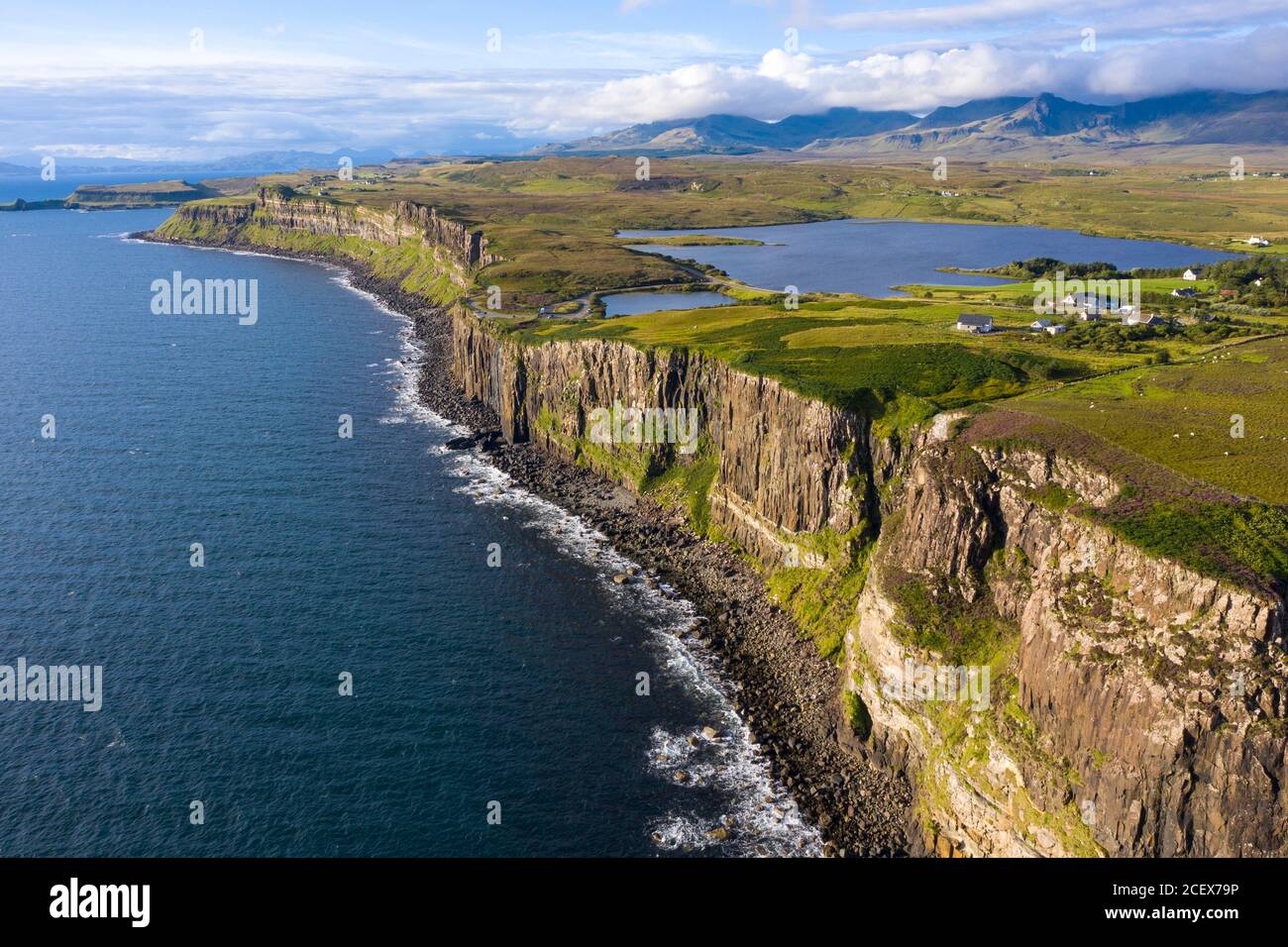 Luftaufnahme der Meeresklippen Kilt Rock bei Staffin auf der Halbinsel Trotternish auf der Isle of Skye, Schottland, Großbritannien Stockfoto
