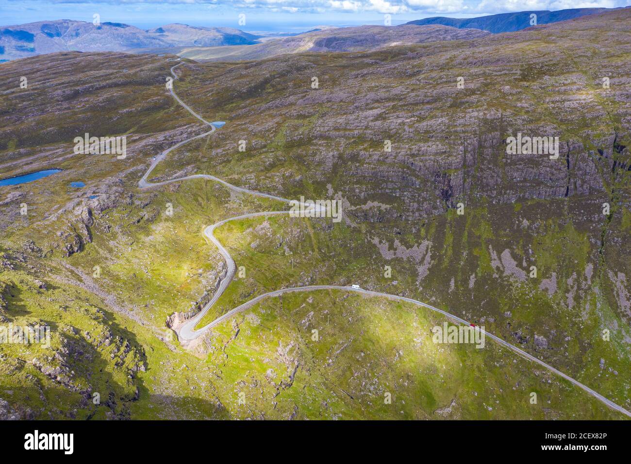 Luftaufnahme des Bealach na Ba Passes auf der Applecross Peninsula in Wester Ross, Schottland, UK Stockfoto