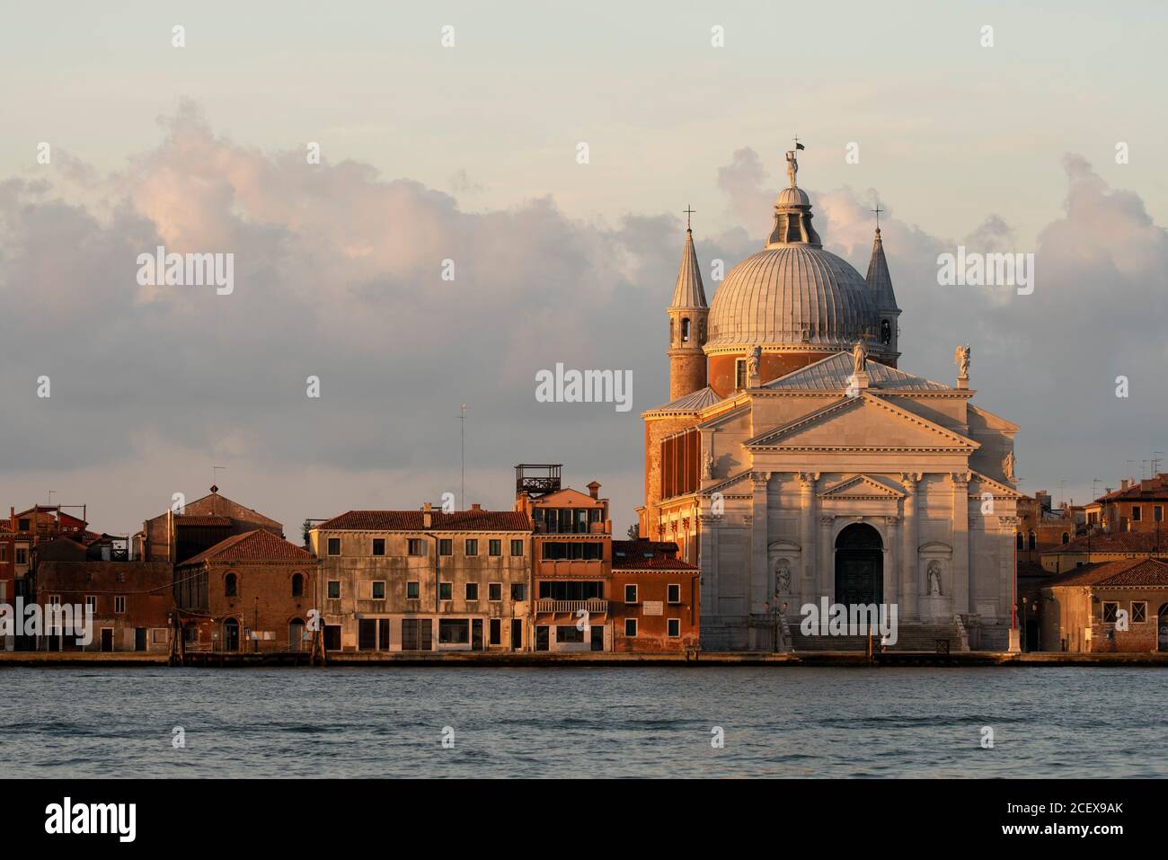 Venedig, Insel Giudecca. Kirche Il Redentore, 1577-1592 nach Plänen von Andrea Palladio erbaut, Nordfassade im Morgenlicht, Blick über den Canale dell Stockfoto