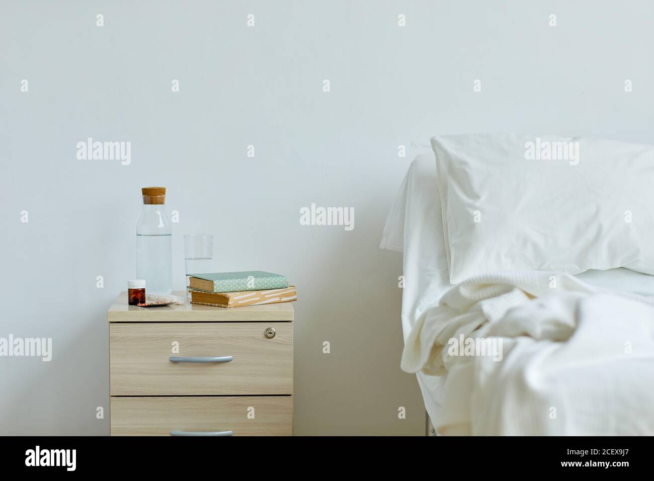 Horizontal keine Menschen aufgenommen modernen Krankenhausbereich Innenraum mit weißen Wänden, Bett und Nachttisch, Kopierer Platz Stockfoto