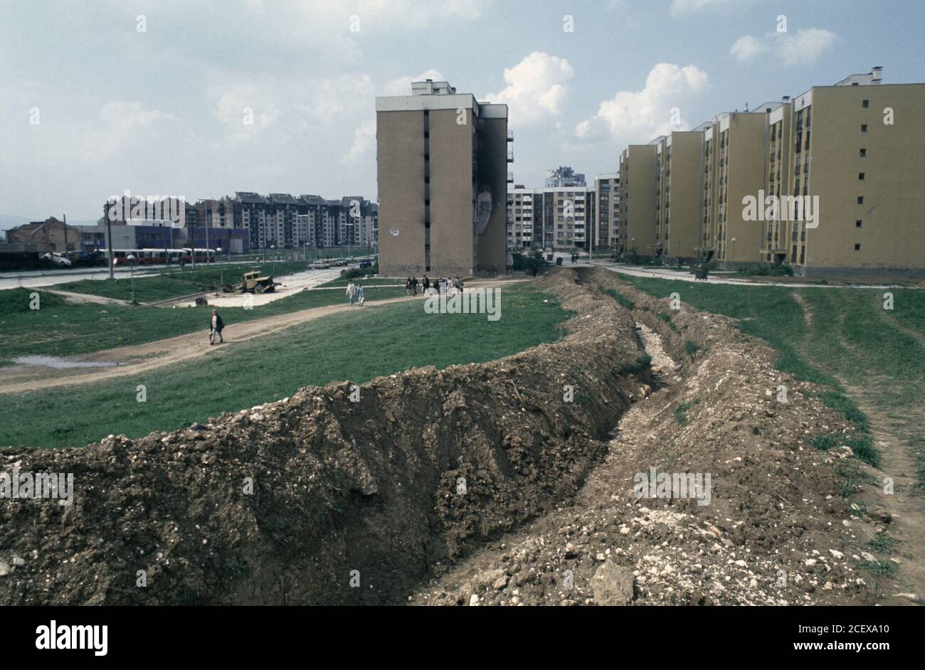 27. April 1994 während der Belagerung von Sarajevo: Ein Graben, der von der Ante Babića Straße in die Hochhäuser der Olimpijska in Mojmilo führt, gibt Cover von bosnisch-serbischen Scharfschützen. Stockfoto