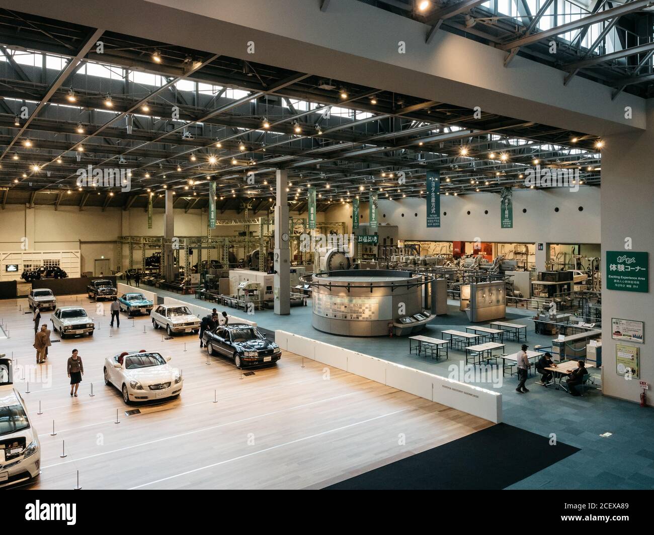 Nagoya, Aichi, Japan - Automobilpavillon im Toyota Gedenkmuseum für Industrie und Technologie. Kraftfahrzeuge in einer Halle vorgestellt. Stockfoto