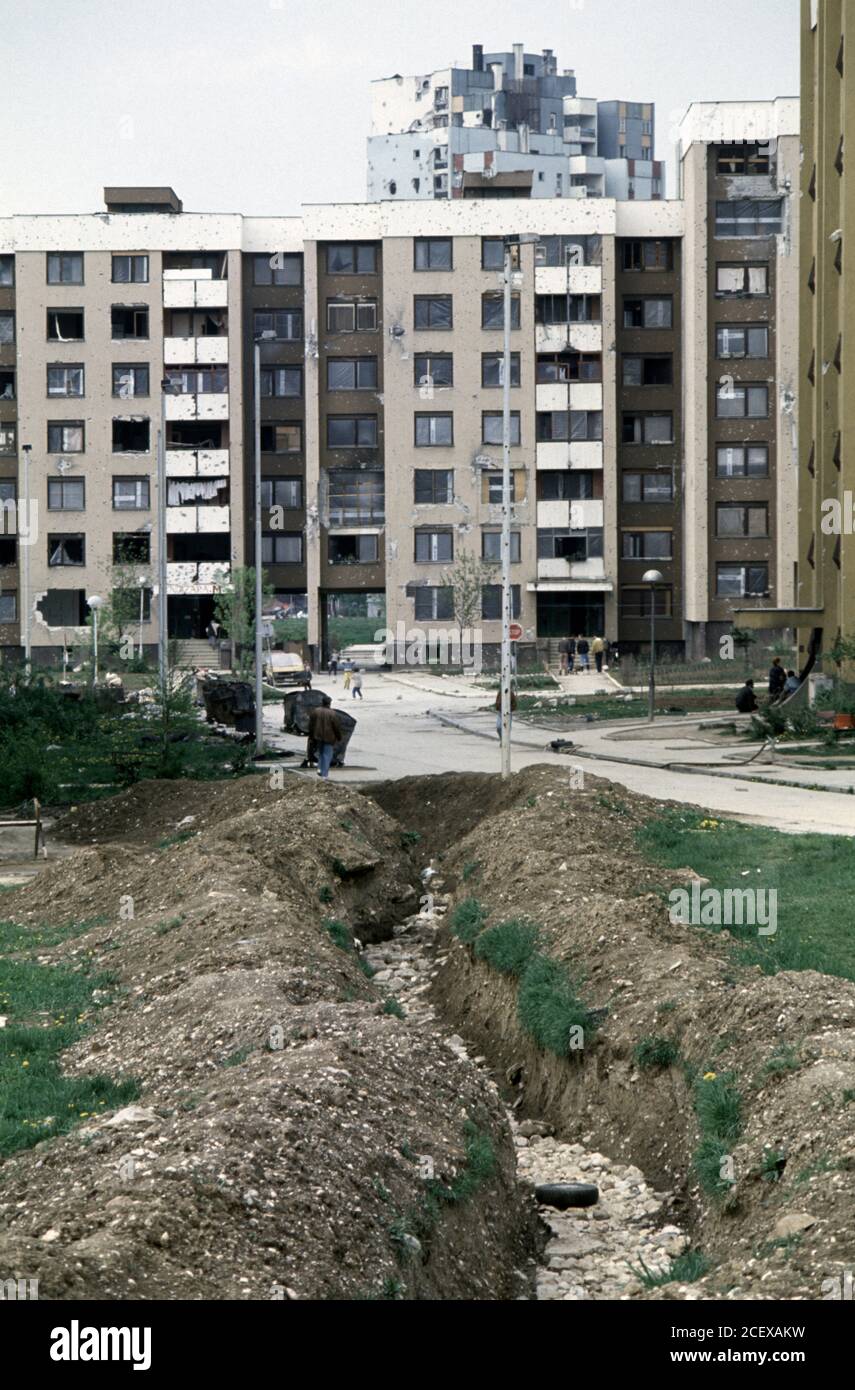 27. April 1994 während der Belagerung von Sarajevo: Ein Graben, der von der Ante Babića Straße in die Hochhäuser der Olimpijska in Mojmilo führt, gibt Cover von bosnisch-serbischen Scharfschützen. Stockfoto