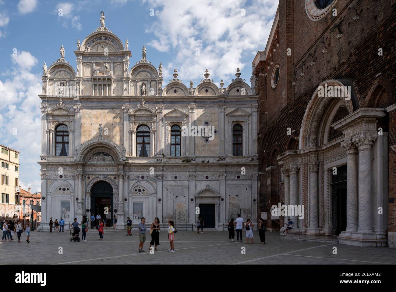 Venedig, Scuola Grande di San Marco, Fassade von Pietro Lombardo 1488–1490 und Mauro Codussi bis 1495. Rechts das Portal von Santi Giovanni e Paolo, V Stockfoto