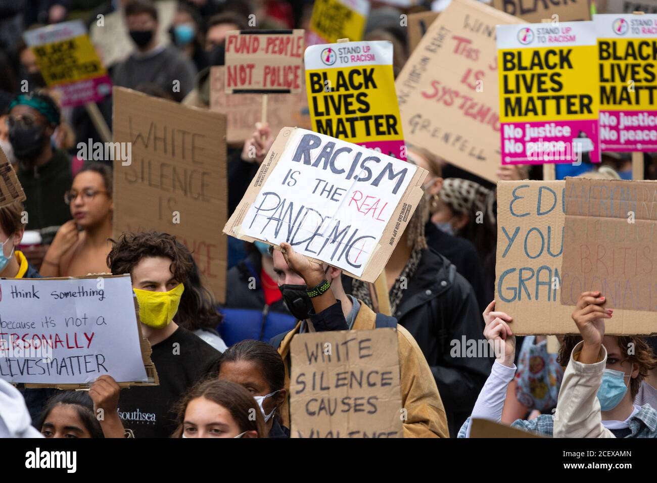 Viele Protestschilder gegen die Millionen Menschen März, London, 30. August 2020 Stockfoto