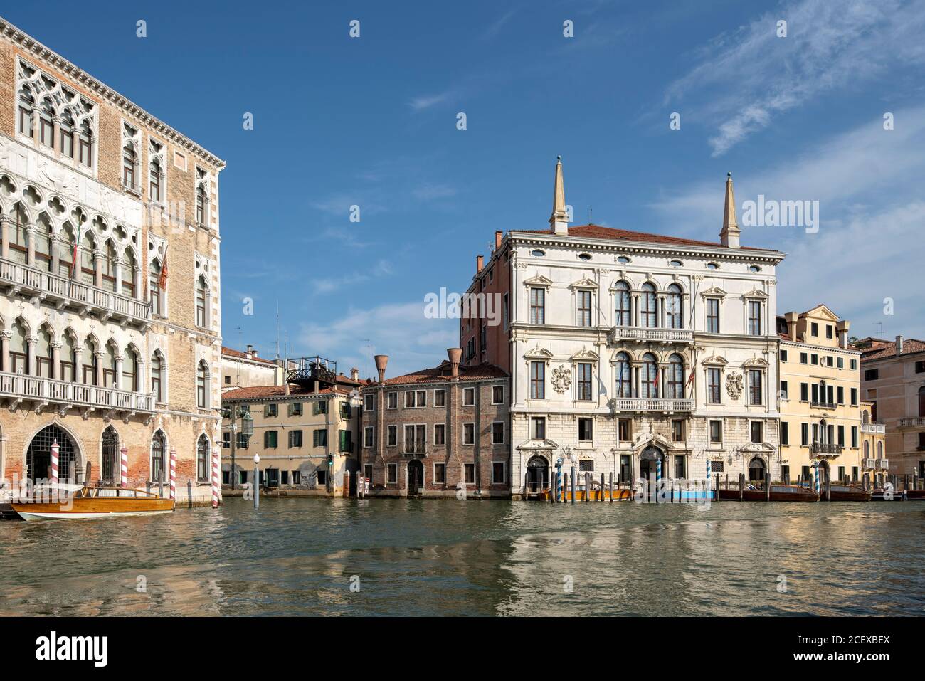 Venedig, Palazzo Ca’ Foscari, Sitz der venezianischen Universität, rechts Palazzo Balbi von Alessandro Vittoria in der zweiten Hälfte des 16. Jahrhundert als Wohnung der Familie Balbi erbaut, Fassade zum Canal Grande Stockfoto