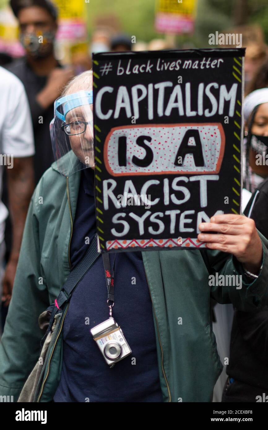 Ein älterer Mann, der ein Gesichtsvisier trägt und ein Schild an der Million People March hält, London, 30. August 2020 Stockfoto