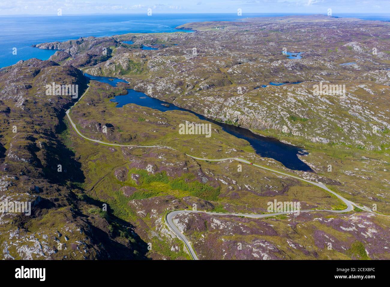 Luftaufnahme der wilden Landschaft und einspurige Straße Teil der Nordküste 500 in der Nähe von Clachtoll , Assynt, Schottland Großbritannien Stockfoto