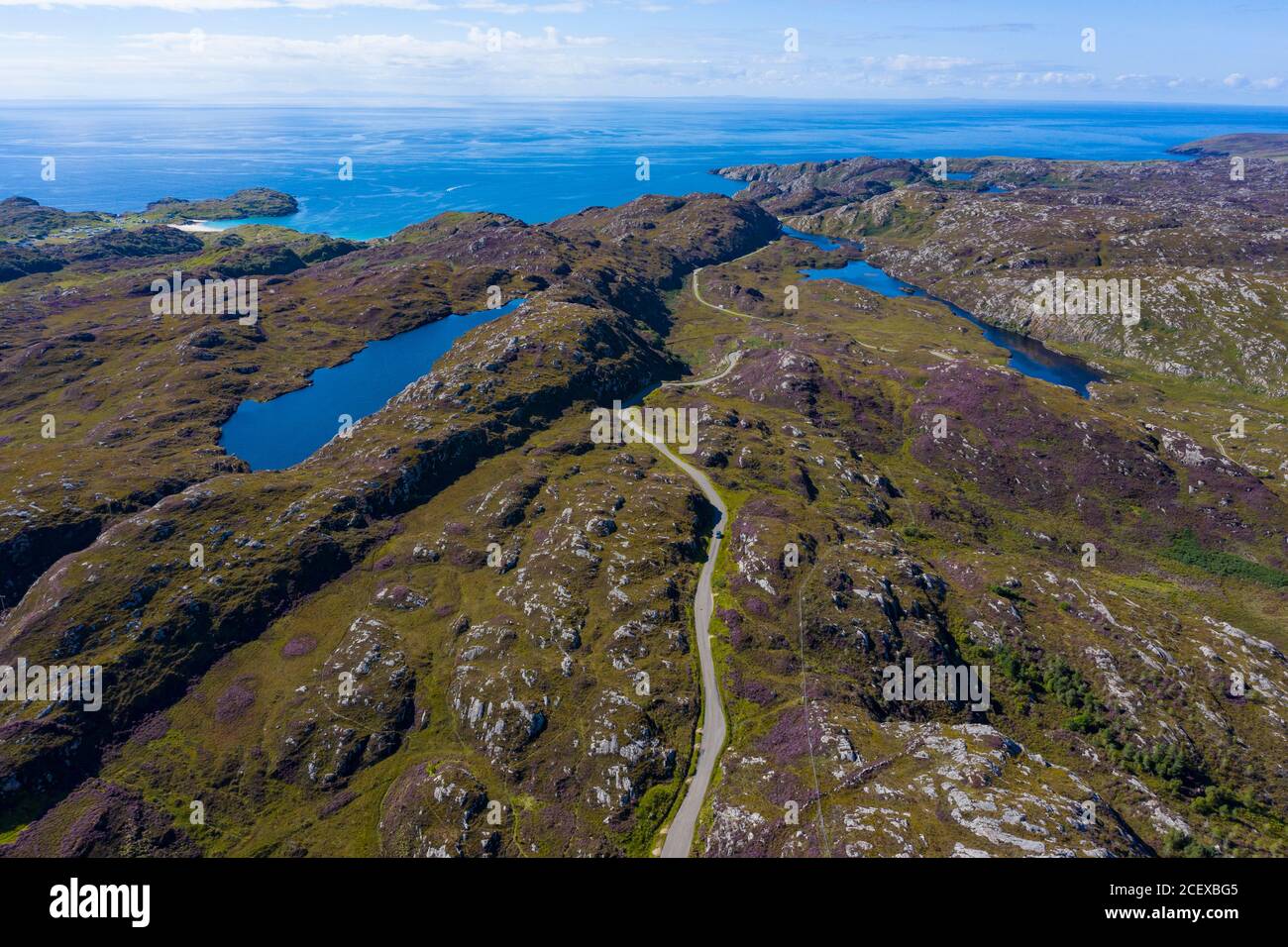 Luftaufnahme der wilden Landschaft und einspurige Straße Teil der Nordküste 500 in der Nähe von Clachtoll , Assynt, Schottland Großbritannien Stockfoto