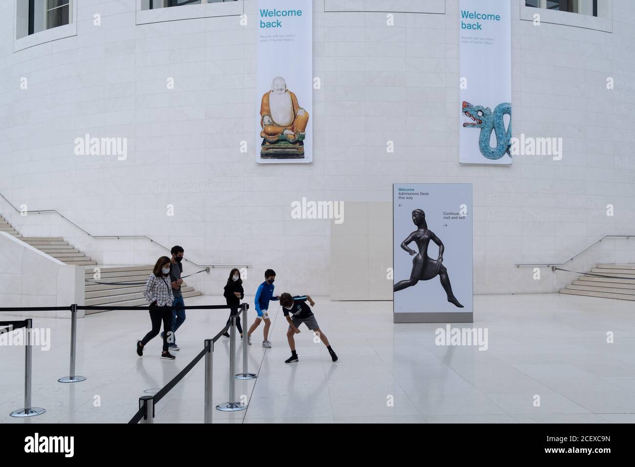 Nach monatelanger Schließung während der Coronavirus-Pandemie wieder eröffnet, genießen einige der ersten Besucher, die Freikarten vorgebucht haben, am 2. September 2020 wieder die historischen Artefakte im British Museum in London, England. Stockfoto