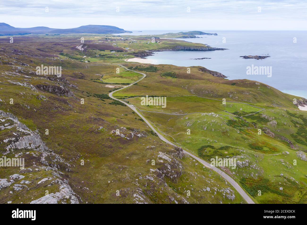 Luftaufnahme der Autobahn Teil der North Coast 500 Touristenroute in der Nähe von Durness in Sutherland, Highland Region, Schottland Großbritannien Stockfoto