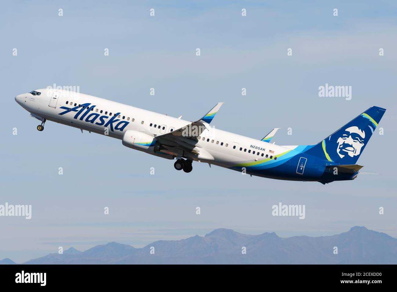 Alaska Airlines Boeing 737 mit neuer Lackierung. Boeing 737-900ER registriert als N285AK. Stockfoto