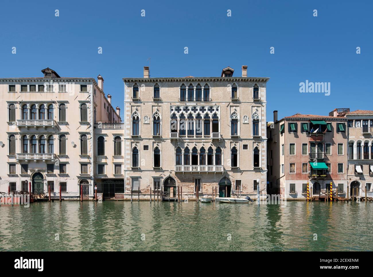 Venedig, Canal Grande, Palazzo Bernardo di Canal, auch Palazzo Bernardo, 1. 15. Jahrhundert, links Palazzo Querini Dubois, rechts Casa Sicher. Stockfoto