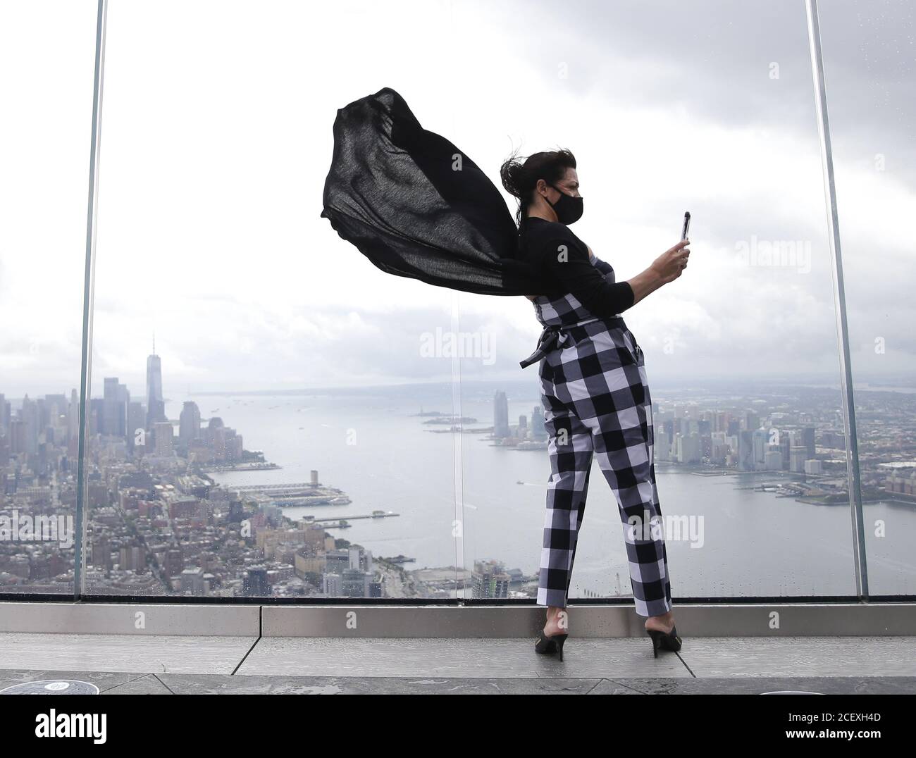 New York, Usa. September 2020. Eine Frau macht am Mittwoch, den 2. September 2020, Fotos mit einer Gesichtsmaske auf der Aussichtsplattform des Edge Outdoor Sky Deck auf den Hudson Yards in New York City. Edge ist das höchste Sky Deck im Freien in der westlichen Hemisphäre und wurde heute zum ersten Mal für Gäste geöffnet, da es wegen der Coronavirus-Pandemie geschlossen wurde. Foto von John Angelillo/UPI Kredit: UPI/Alamy Live Nachrichten Stockfoto