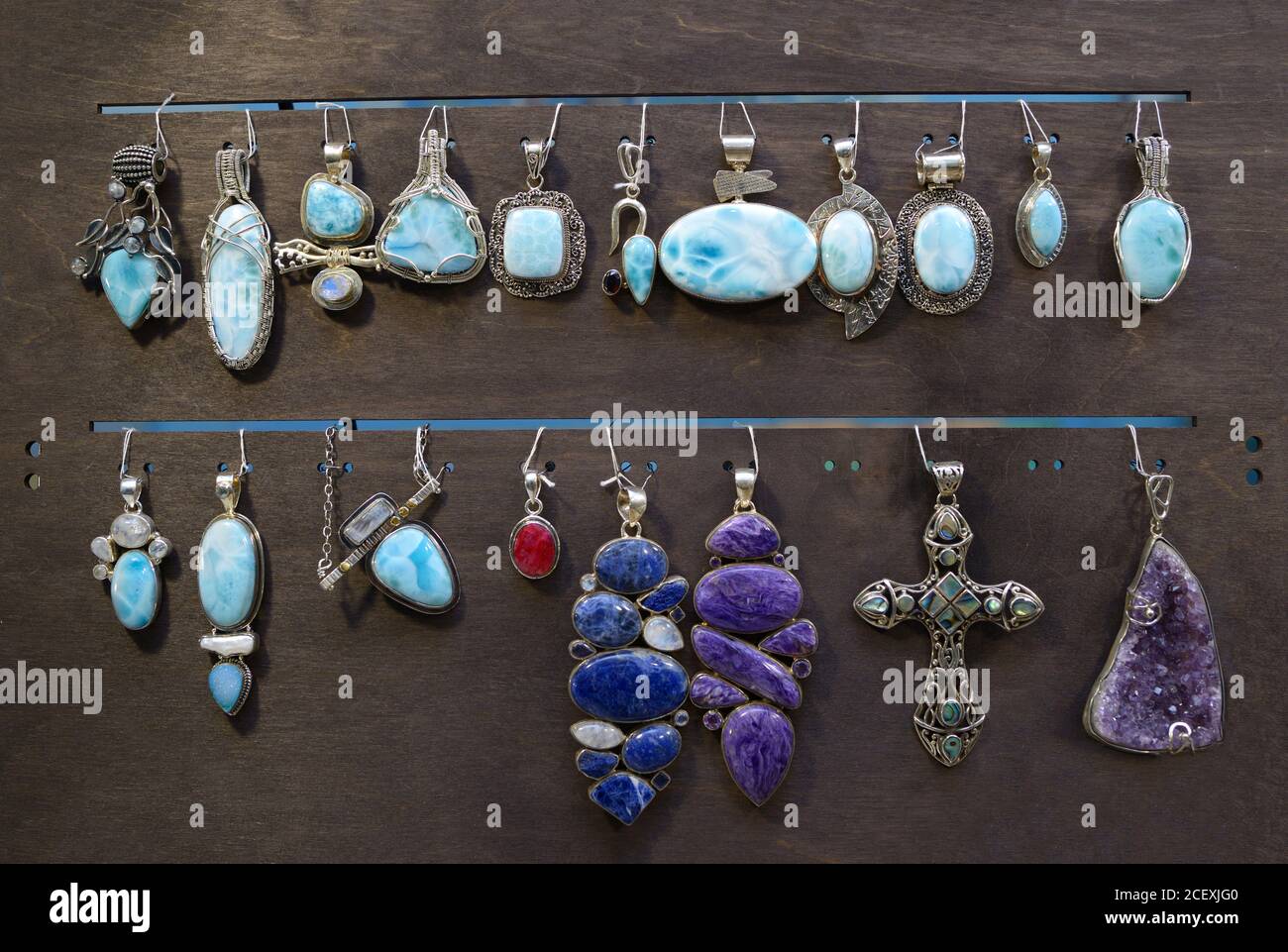 Handimade Schmuck aus Halbedelsteinen - jaspers, Achate, Nephritis in Kupferrahmen Stockfoto