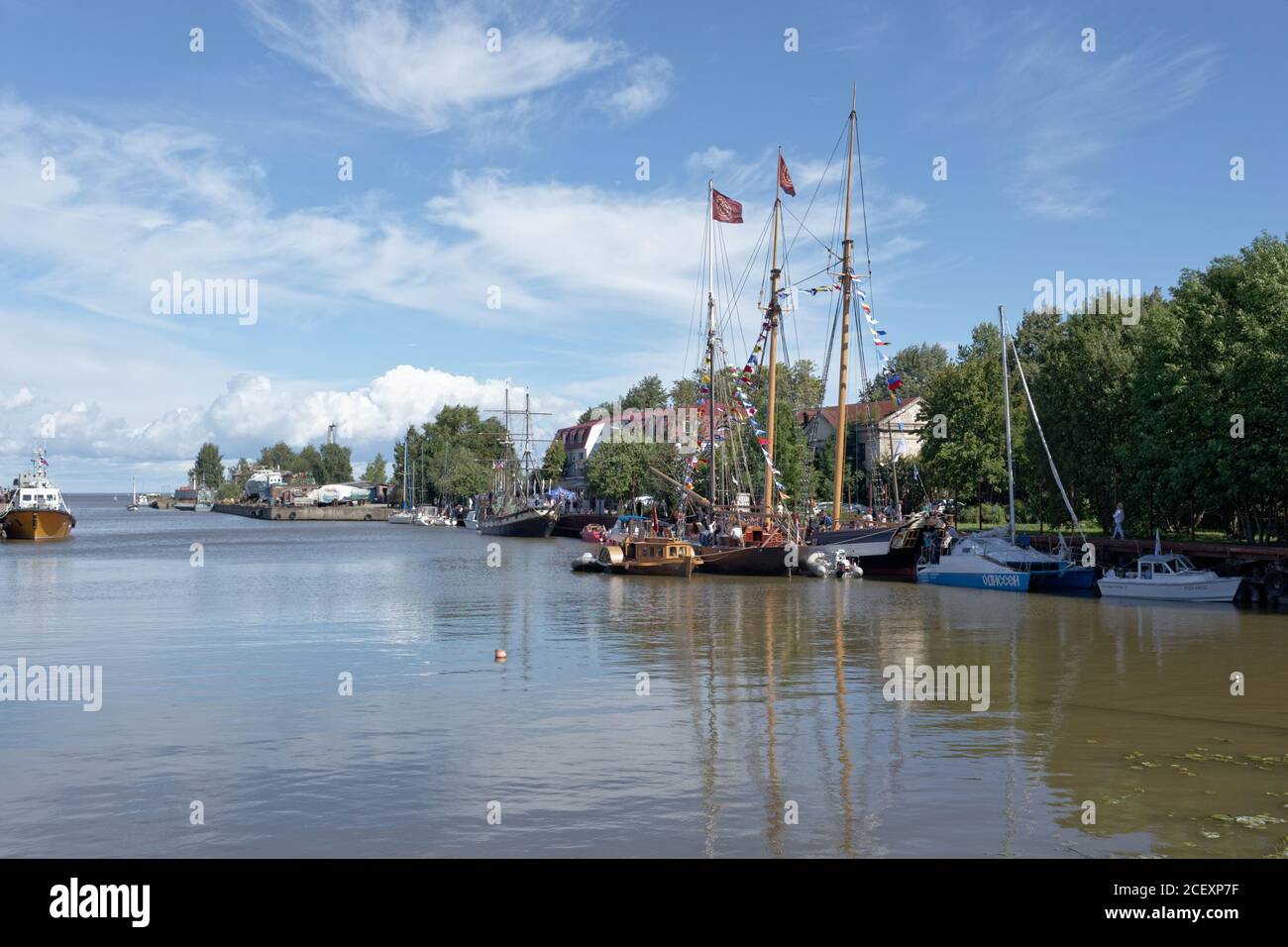 Segelboote an der Küste während des Oranienbaum maritimes Festival, LOMONOSOV, ST. PETERSBURG, RUSSLAND Stockfoto