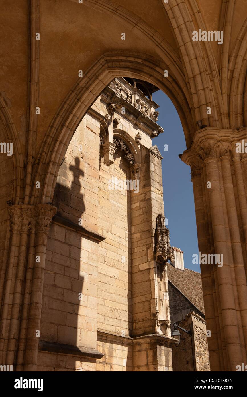 Bögen des Kollegiums Notre Dame, Beaune, Frankreich Stockfoto