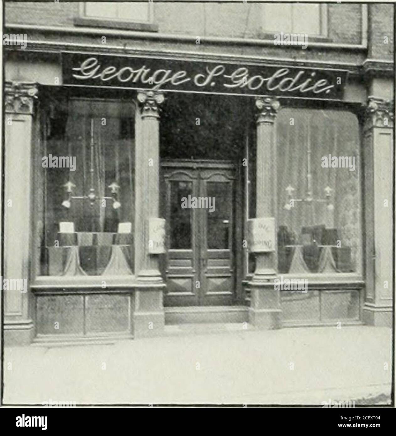 . Malerisches New London und seine Umgebung : Grofton, Mystic, Montville, Waterford, zu Beginn des zwanzigsten Jahrhunderts. Monster wurden dann von der Ladung aus dem Chesa-peake befrachtet, und wurden geöffnet und an verschiedenen Stellen in den New EnglandStates verteilt. Im Jahr 1875 gründete das Unternehmen in Crisfield ein Anoysterhaus, das im Zusammenhang mit dem NewLondon-Geschäft bis 1888 fortgeführt wurde. In 188;) Sie bouglit die Henry Chapel ganze-Verkauf und Einzelhandel Fischgeschäft, dann das größte in Connecticut. Sie jagten auch feines Wharf-Eigentum, um ihr Austerngeschäft zu verschieben Stockfoto