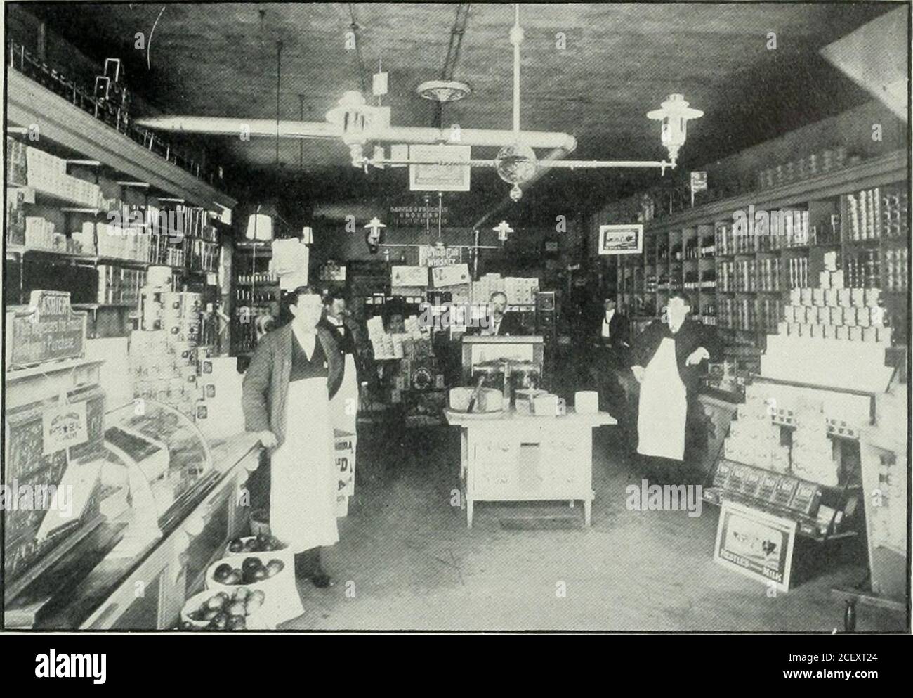 . Malerisches New London und seine Umgebung : Grofton, Mystic, Montville, Waterford, zu Beginn des zwanzigsten Jahrhunderts. J. R. AVERYS PROVISION STORE - 19 BROAD STREET. Herr Avery hat sein Geschäft im April an seinem derzeitigen Standort eröffnet. 1886. Ein Veteran des Bürgerkrieges. Er nahm am 21. Regiment Teil. Connecticut Freiwillige im Jahr 1862. Und diente drei Jahre 112 Iptcturesquc 1Rew Uondon.. DAS INNERE DES LEBENSMITTELLADENS DABOLL & FREEMANS – 148 STATE STREET. Henry S. Dorsey, ein gebürtiger NewLondon, leitet ein Lebensmittelgeschäft und ein Pro-Vision-Geschäft an der Tlie Corner der Trumanand Blinman Streets. Er trägt Stockfoto