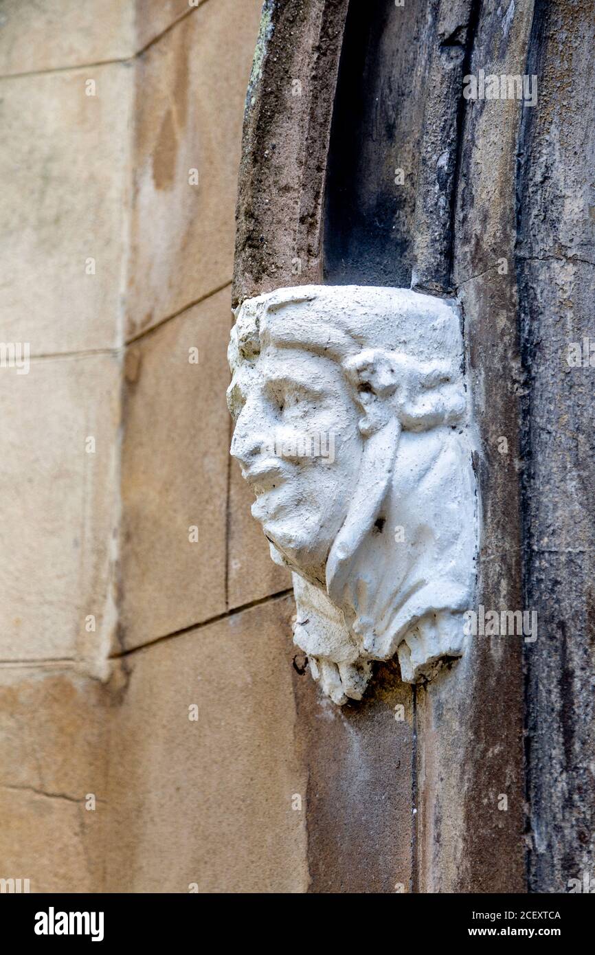 Skulptur eines Gesichts, das aus der Wand der Kirche der Heiligen Jungfrau Maria, Baldock, Großbritannien, hervorgeht Stockfoto