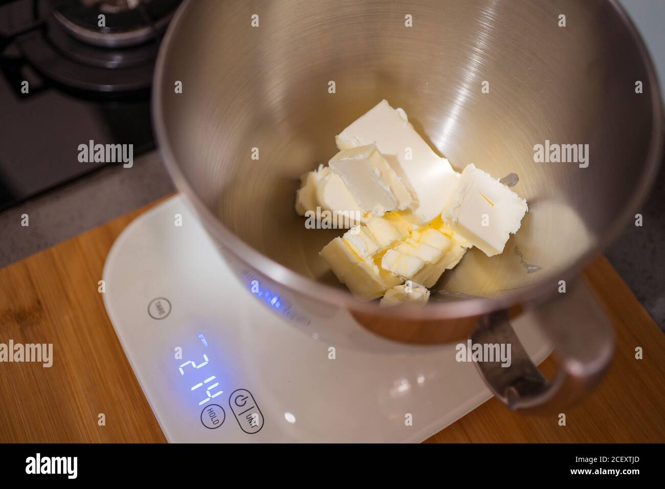 Digitale Waage, um Butter zu gewichten Edelstahlschale Backen bei Zu Hause Stockfoto