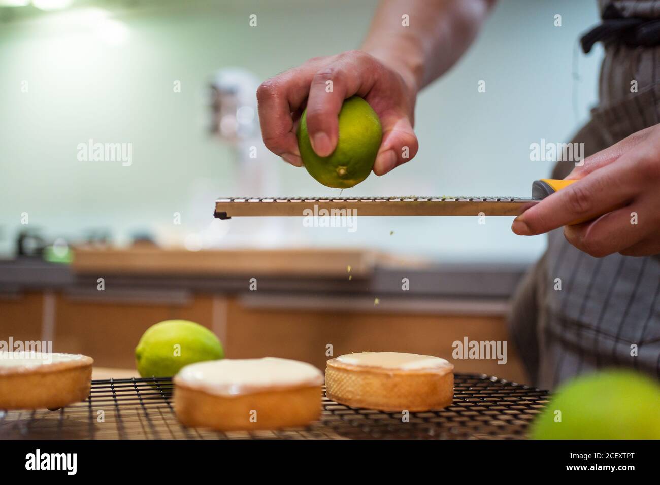 Ernte Person in Schürze Herstellung Torten mit Quark und Kalk Am Küchentisch arbeiten Stockfoto