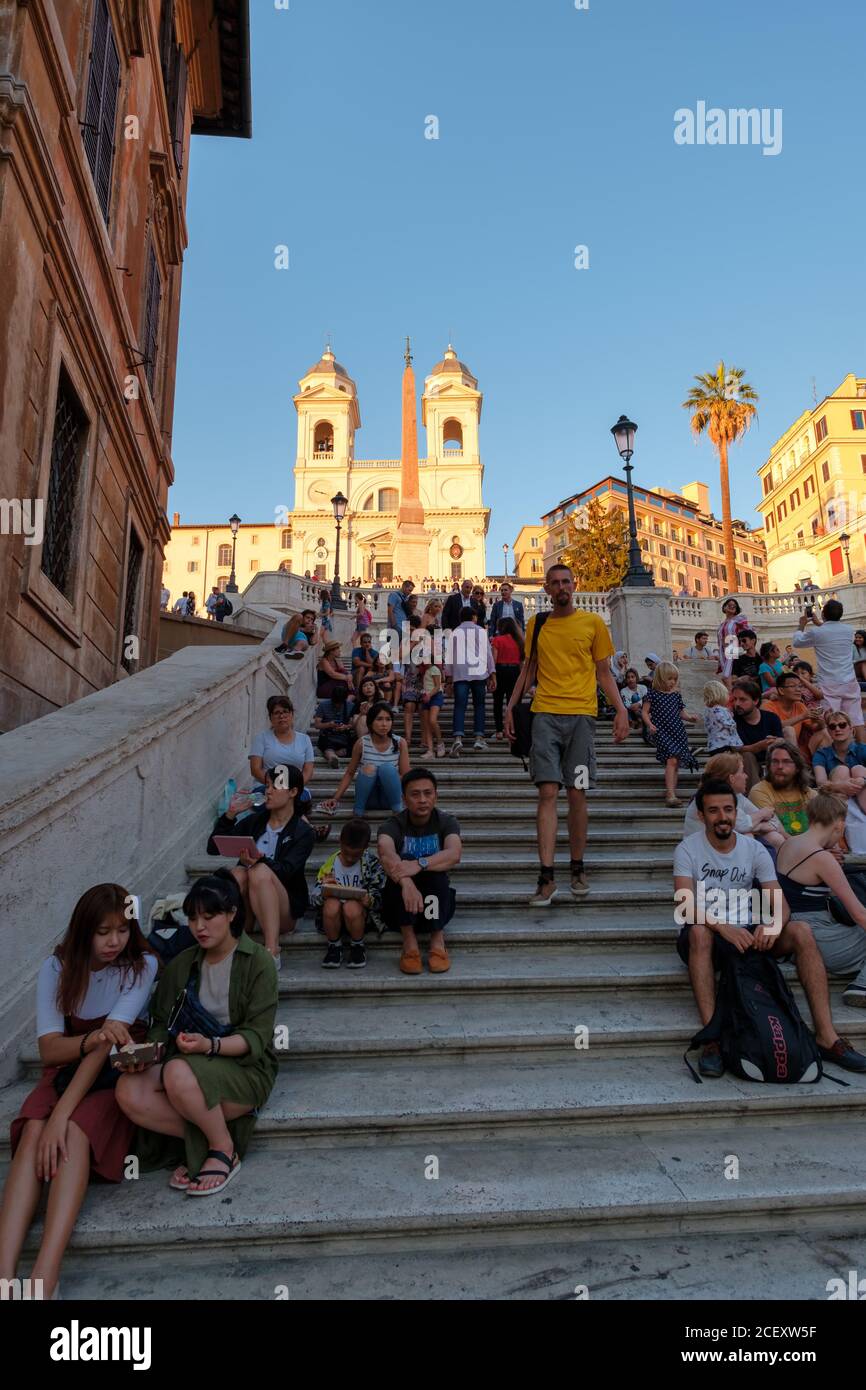 Die berühmte Spanische Treppe an der Piazza de Spagna in Rom Bei Sonnenuntergang Stockfoto