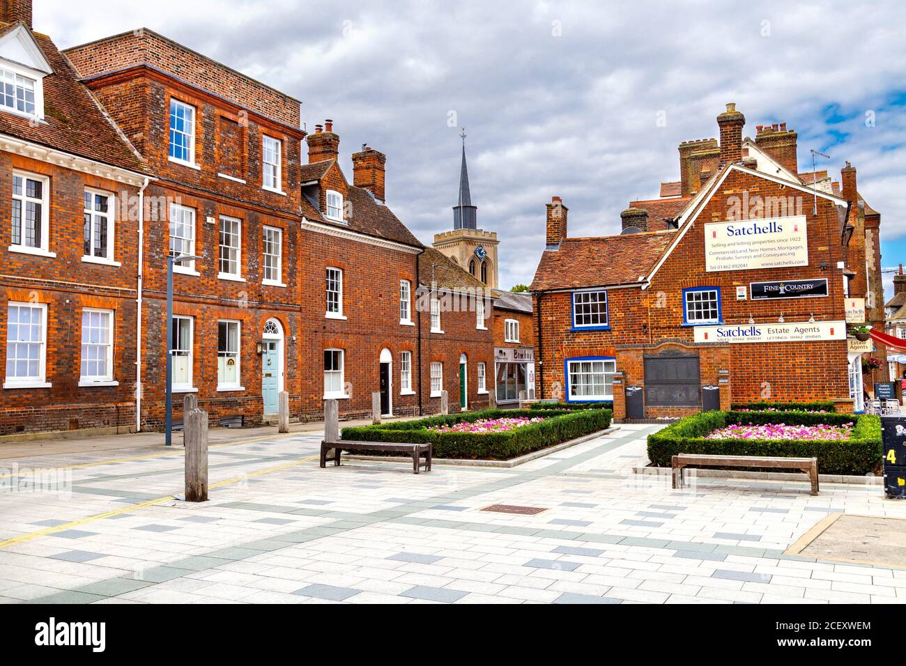 Rote Backsteingebäude im Zentrum von Baldock, Großbritannien Stockfoto