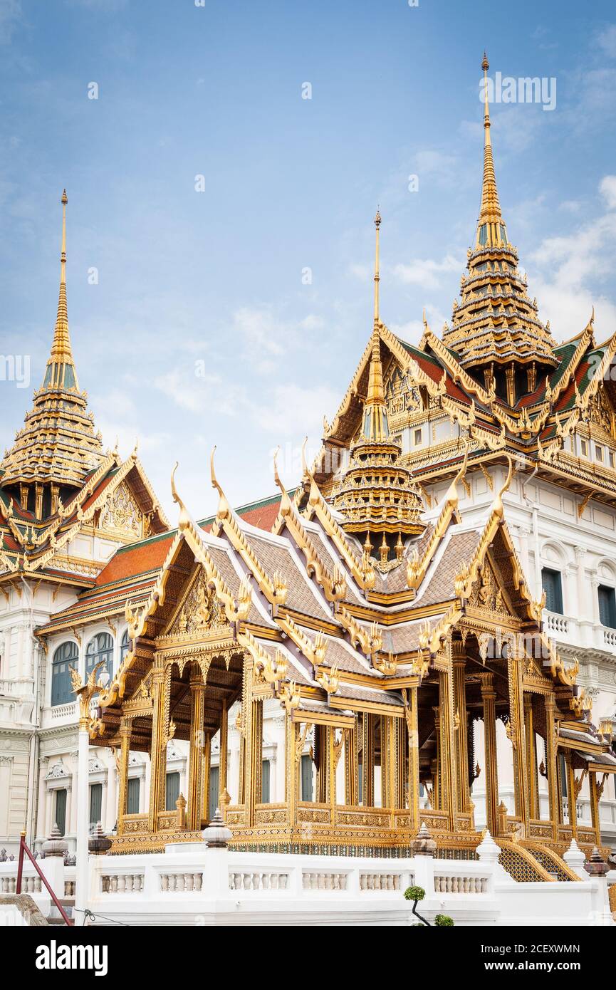 Der Blick auf die verzierten Dachkonstruktionen des Grand Palace Bangkok Thailand. Stockfoto