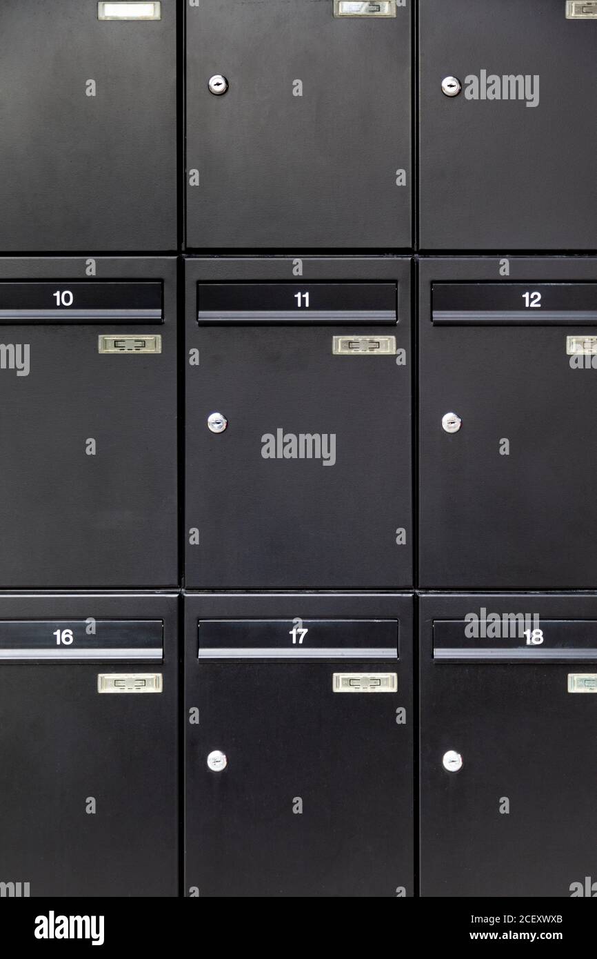 Nahaufnahme von schwarzen Postfächern Stockfoto