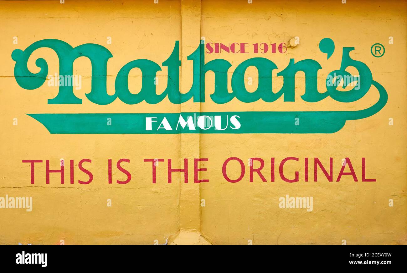 New York, USA - 02. Juli 2018: Nathan's berühmtes Schild an der Wand des Restaurants, das auf Hot Dogs auf Coney Island spezialisiert ist. Stockfoto