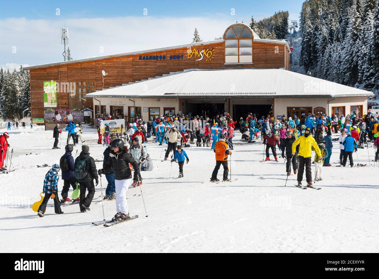 Bansko, Bulgarien - 4. März 2016: Bansko Skigebiet, Skilift Station, Seilbahn Menschen Skifahren Stockfoto
