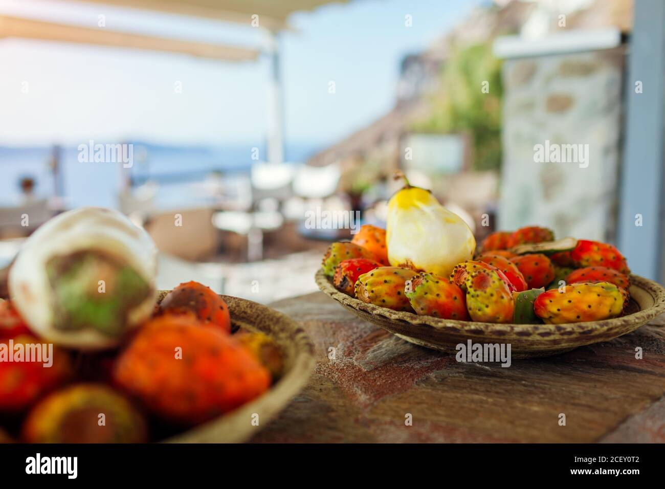 Kaktusfrucht oder Kaktusfeige mit weißer Aubergine. Exotische Santorini griechische Speisen auf Teller im Restaurant Stockfoto