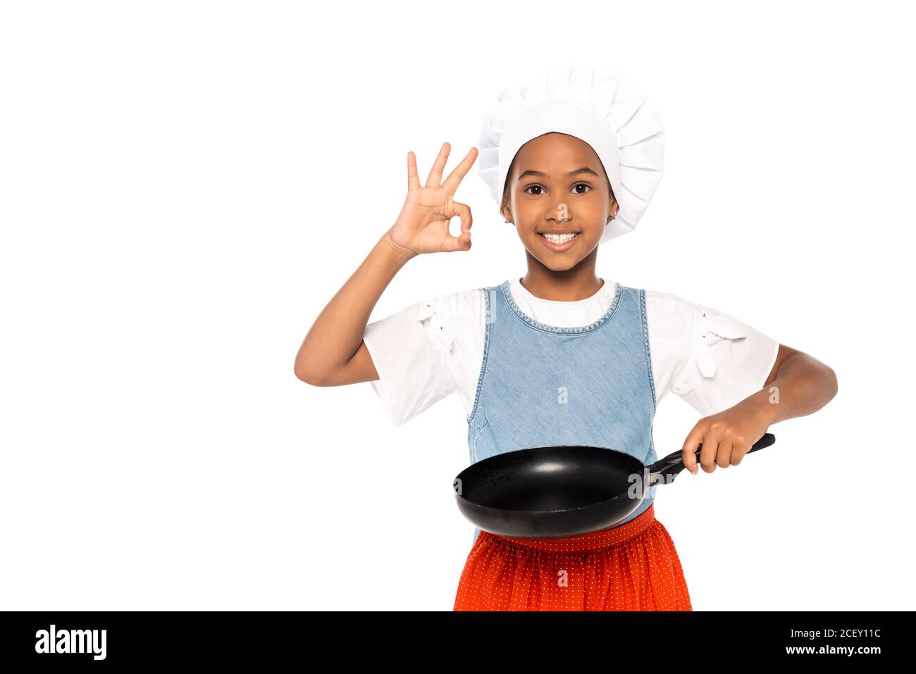 afroamerikanisches Kind in Kostüm des Küchenchefs mit OK-Schild Die  Bratpfanne auf Weiß isoliert halten Stockfotografie - Alamy
