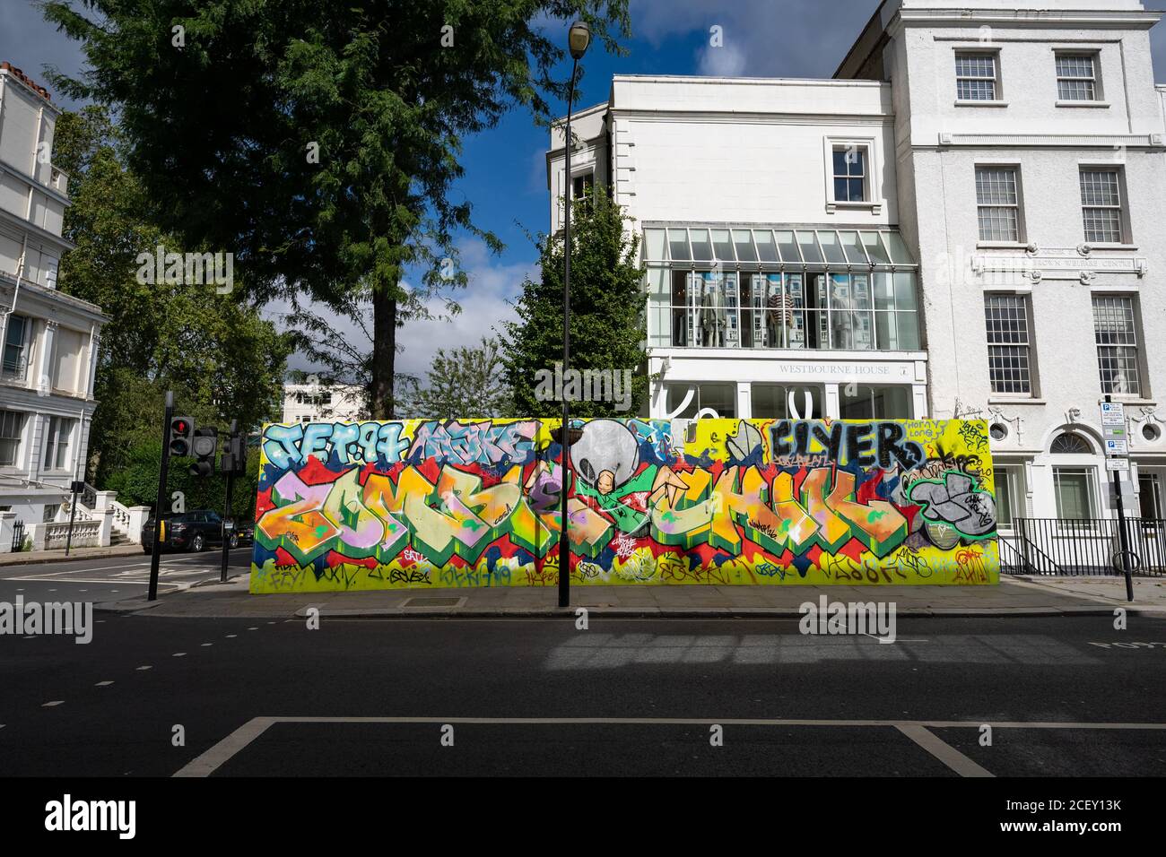 Notting Hill Karneval 2020. Boarding-up vor den Millionen Menschen marschieren in Notting Hill inmitten der Angst vor der öffentlichen Unordnung über das Feiertagswochenende. Stockfoto