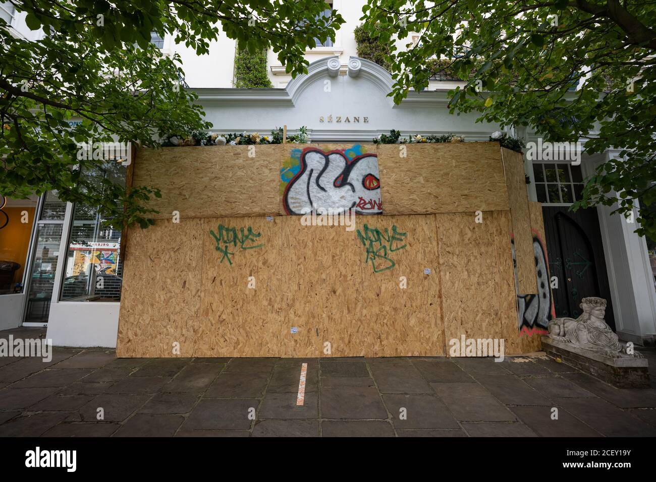 Notting Hill Karneval 2020. Boarding-up vor den Millionen Menschen marschieren in Notting Hill inmitten der Angst vor der öffentlichen Unordnung über das Feiertagswochenende. Stockfoto