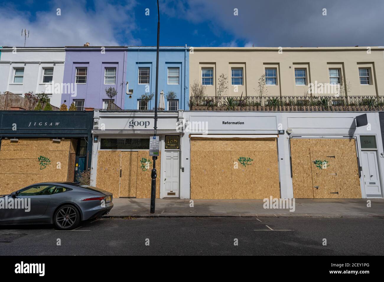 Notting Hill Karneval 2020. Boarding-up vor den Millionen Menschen marschieren in Notting Hill inmitten der Angst vor der öffentlichen Unordnung über das Feiertagswochenende. Stockfoto