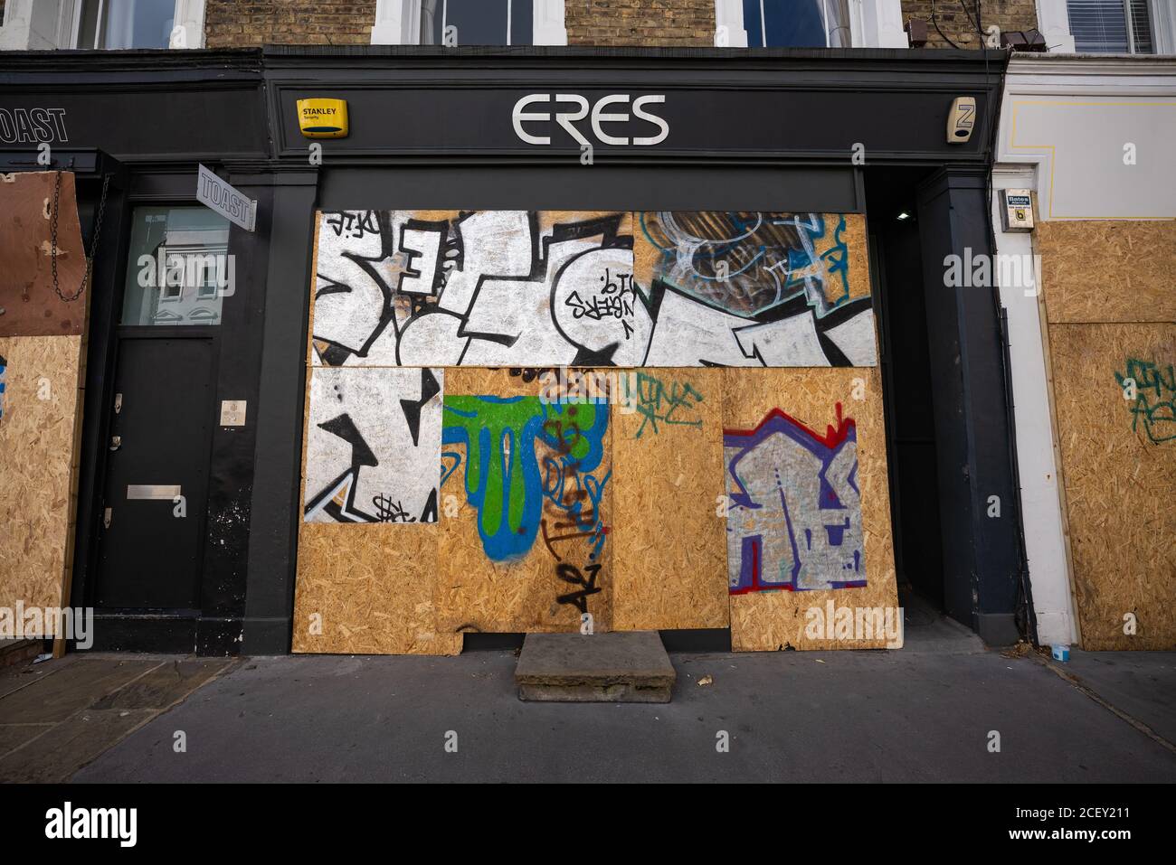 Notting Hill Karneval 2020. Boarding-up vor den Millionen Menschen marschieren in Notting Hill inmitten der Angst vor der öffentlichen Unordnung über das Feiertagswochenende. Stockfoto