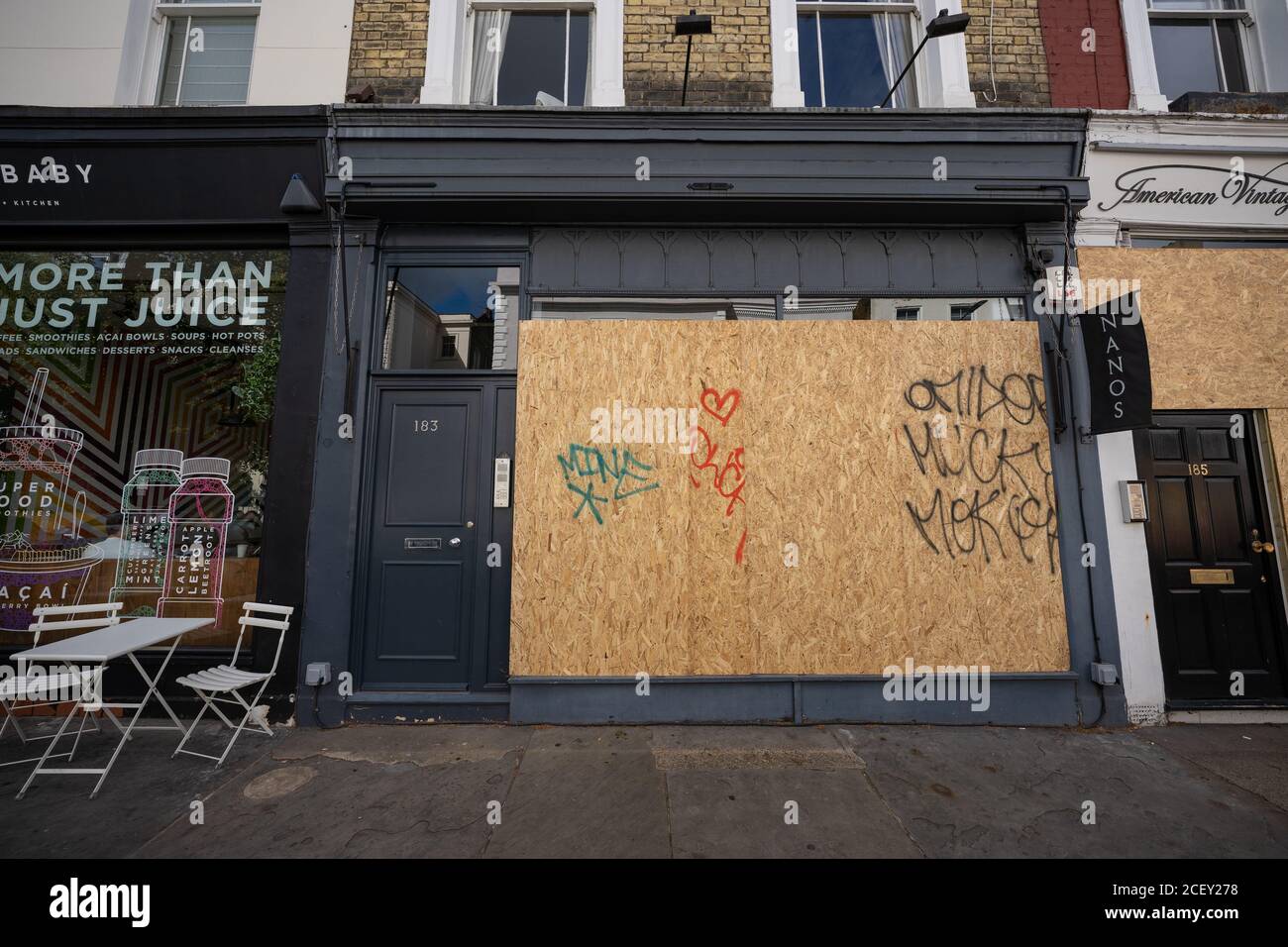 Notting Hill Karneval 2020. Boarding-up vor den Millionen Menschen marschieren in Notting Hill inmitten der Angst vor der öffentlichen Unordnung über das Feiertagswochenende. Stockfoto