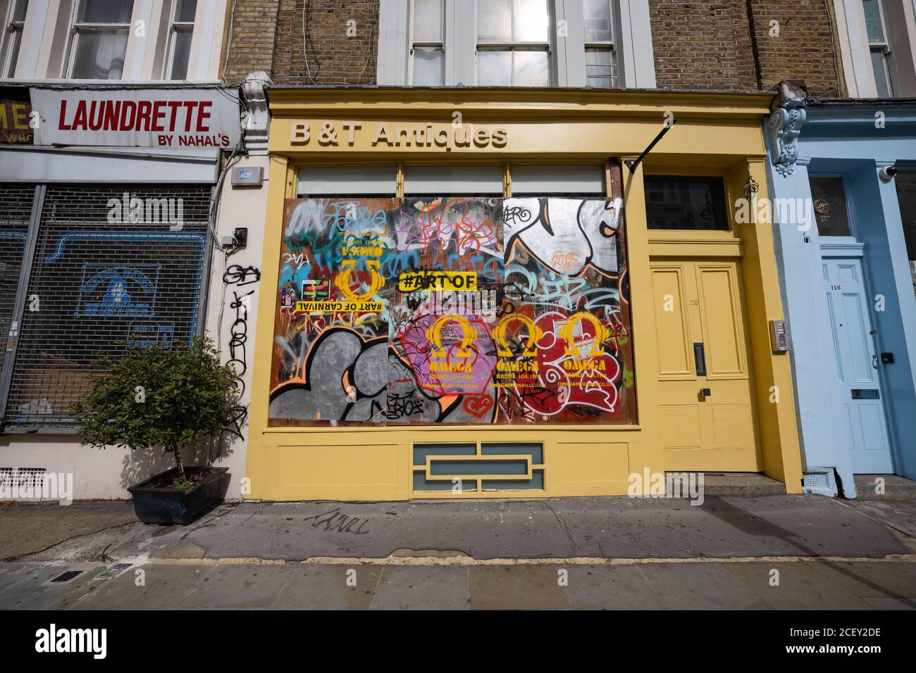 Notting Hill Karneval 2020. Boarding-up vor den Millionen Menschen marschieren in Notting Hill inmitten der Angst vor der öffentlichen Unordnung über das Feiertagswochenende. Stockfoto