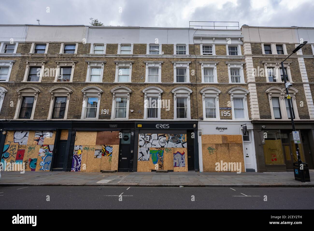 Notting Hill Karneval 2020. Boarding-up vor den Millionen Menschen marschieren in Notting Hill inmitten der Angst vor der öffentlichen Unordnung über das Feiertagswochenende. Stockfoto