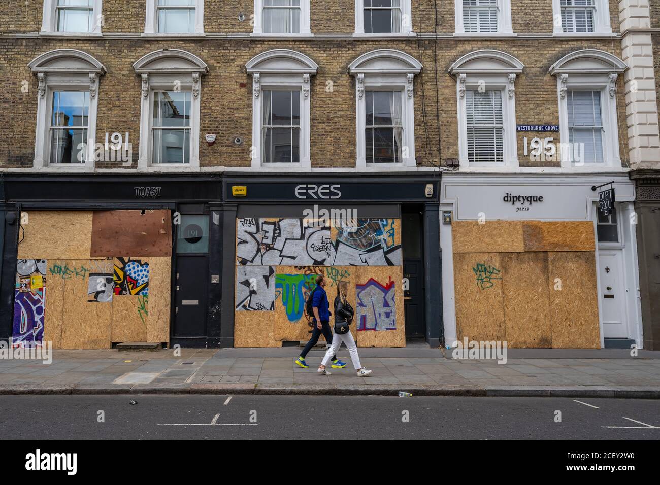Notting Hill Karneval 2020. Boarding-up vor den Millionen Menschen marschieren in Notting Hill inmitten der Angst vor der öffentlichen Unordnung über das Feiertagswochenende. Stockfoto