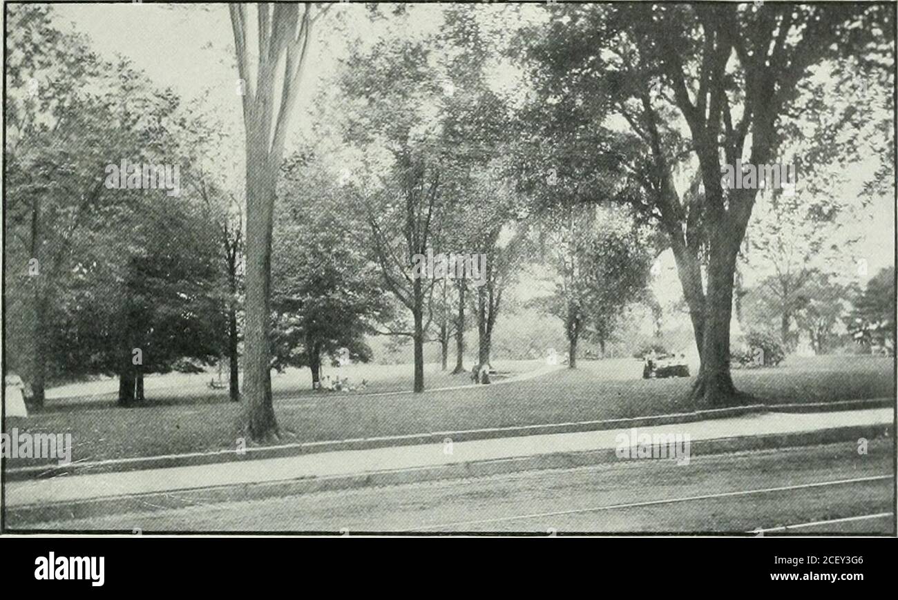 . Malerisches New London und seine Umgebung : Grofton, Mystic, Montville, Waterford, zu Beginn des zwanzigsten Jahrhunderts. ^der entzückenden Residenzen. Der charmante Vorort von New Pequot Abschnitt sind sehr schön, andbesppeak Reichtum und Kultur. Es ist der jährliche Brauch von nicht wenigen Berühmtheiten und allgemein bemerkenswerten Leuten, mindestens einen Teil der Summe hier zu verbringen. Und dann, mit ihren stattlichen e([uipages auf den Smoothives, und den prächtigen Dampfyachten in der Otfing, ist die Szene wirklich agala eins. Fahren oder schlendern über NewLondon an einem angenehmen Tag, und toobserve, unter anderem Punkte der Stockfoto